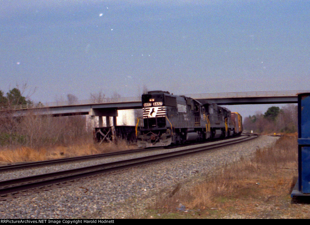 NS 6657 leads a train southbound